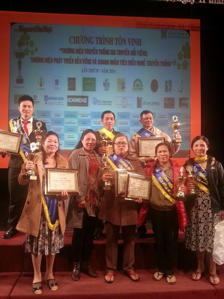 Thầy Đinh Thái Liên dùng bàn tay và tâm huyết chữa bệnh cho nhân dân bằng năng lượng trường sinh học